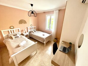 4 soverom, strykejern/-brett, wi-fi og sengetøy