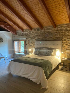 Habitación doble, 1 cama Queen size | Escritorio y espacio para trabajar con laptop 