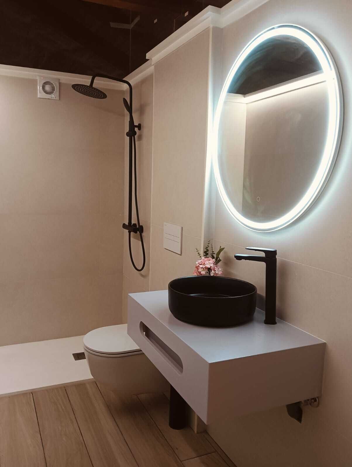 Habitación doble, 1 cama Queen size | Baño | Toallas, jabón, shampoo, papel de baño 