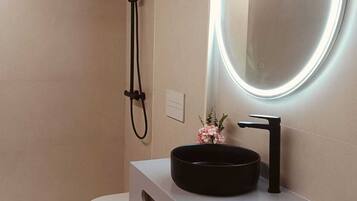 Double Room | Bathroom | Towels, soap, shampoo, toilet paper