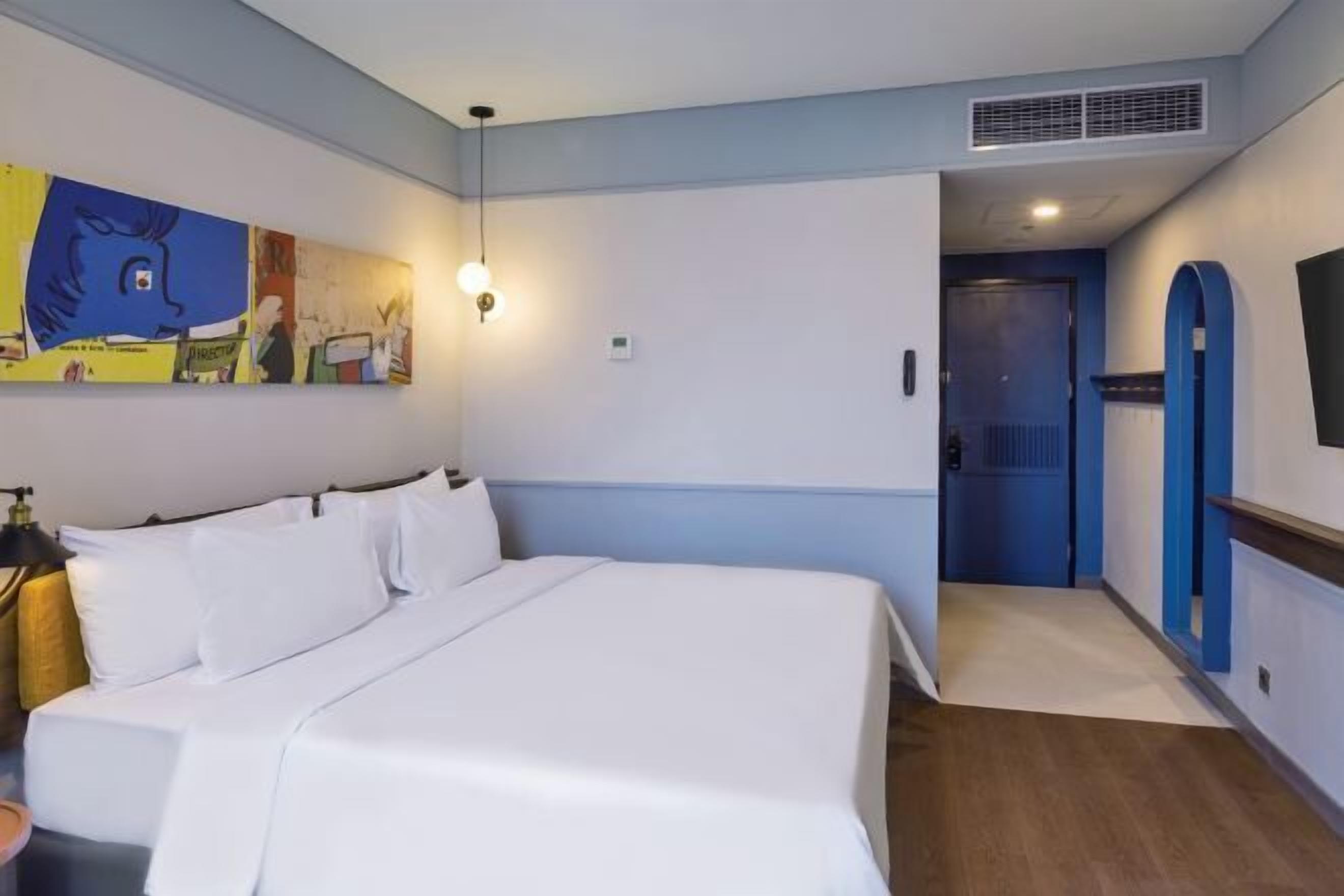 Desk, laptop workspace, free WiFi, bed sheets