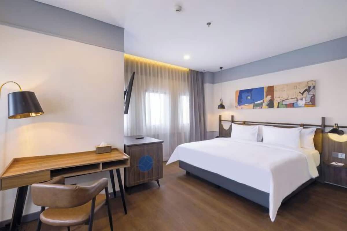 Desk, laptop workspace, free WiFi, bed sheets
