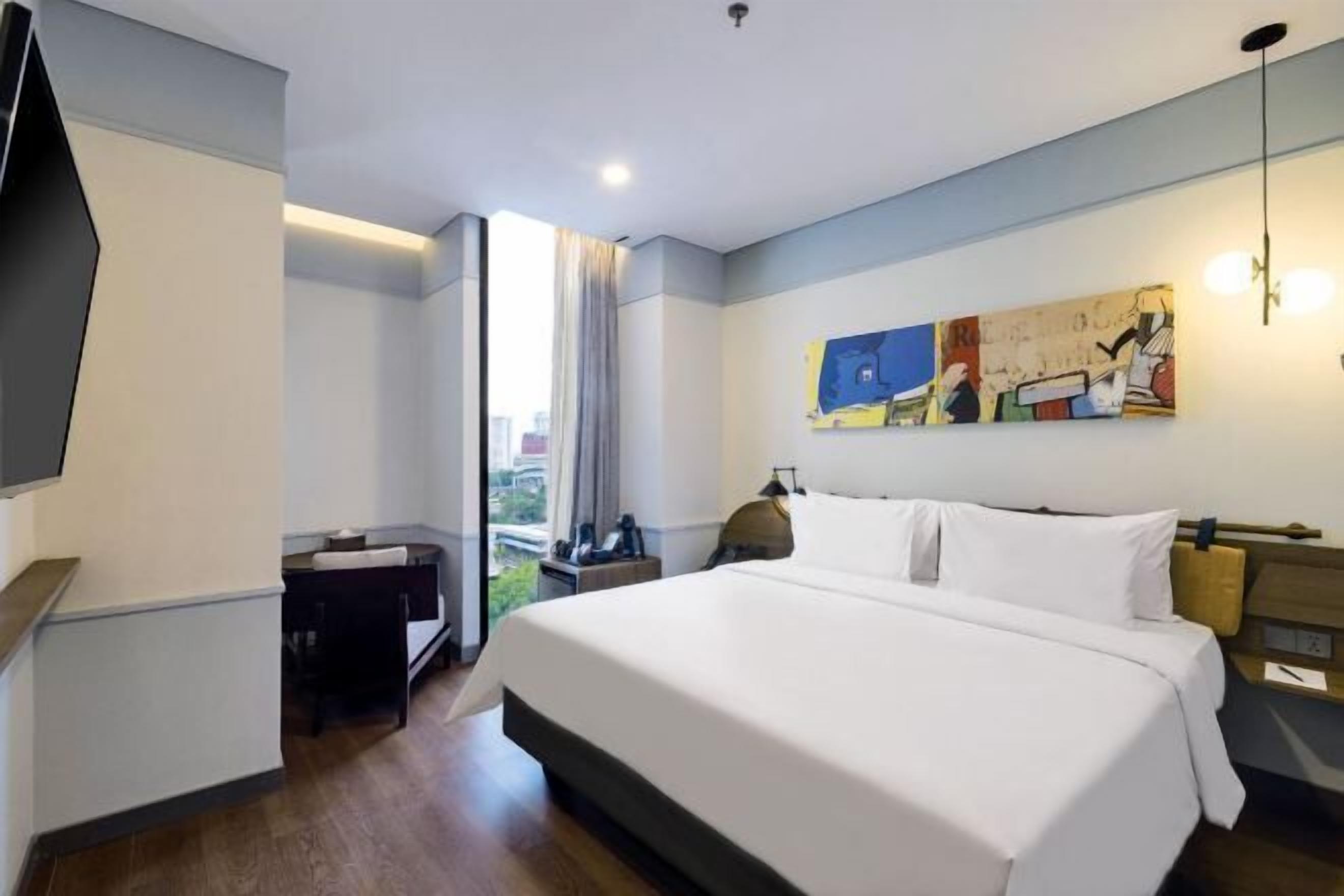 Desk, laptop workspace, free WiFi, bed sheets