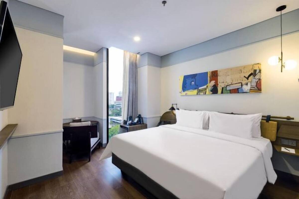 Desk, laptop workspace, free WiFi, bed sheets