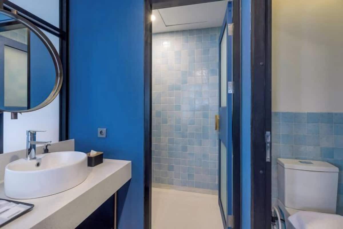 Bilik Mandi | Pancuran mandi, kelengkapan dandanan diri percuma, jubah mandi