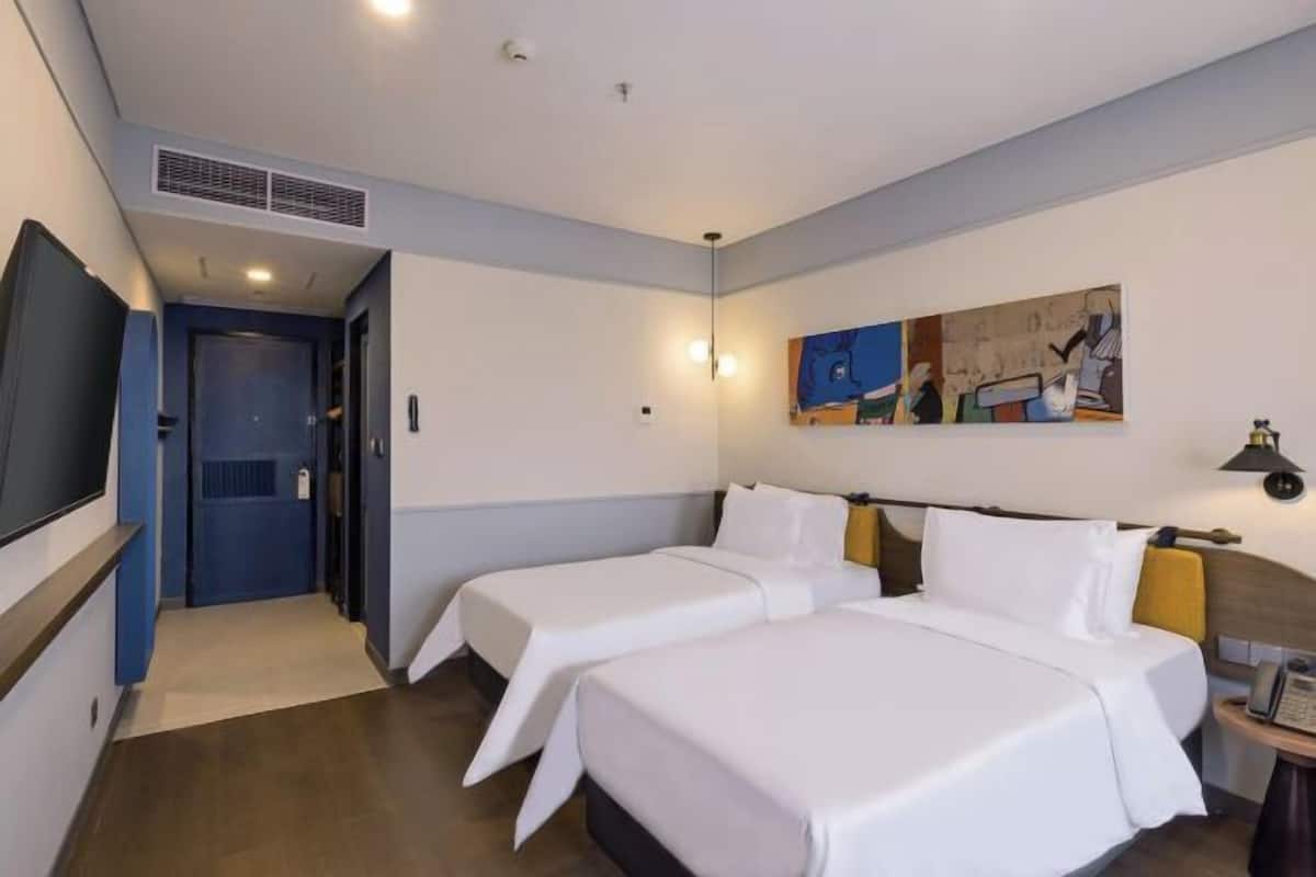 Meja, ruang kerja komputer riba, Wi-fi percuma, cadar katil