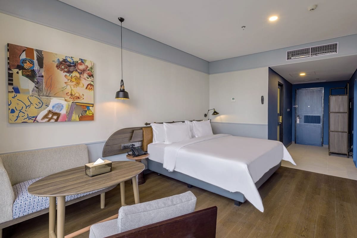 Studio (30 Double Bed) | Bathroom | Shower, free toiletries, bathrobes, towels