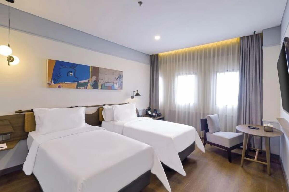 Desk, laptop workspace, WiFi (free), bed sheets