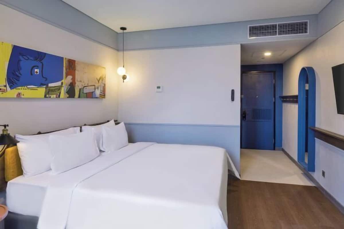 Meja, ruang kerja komputer riba, Wi-fi percuma, cadar katil