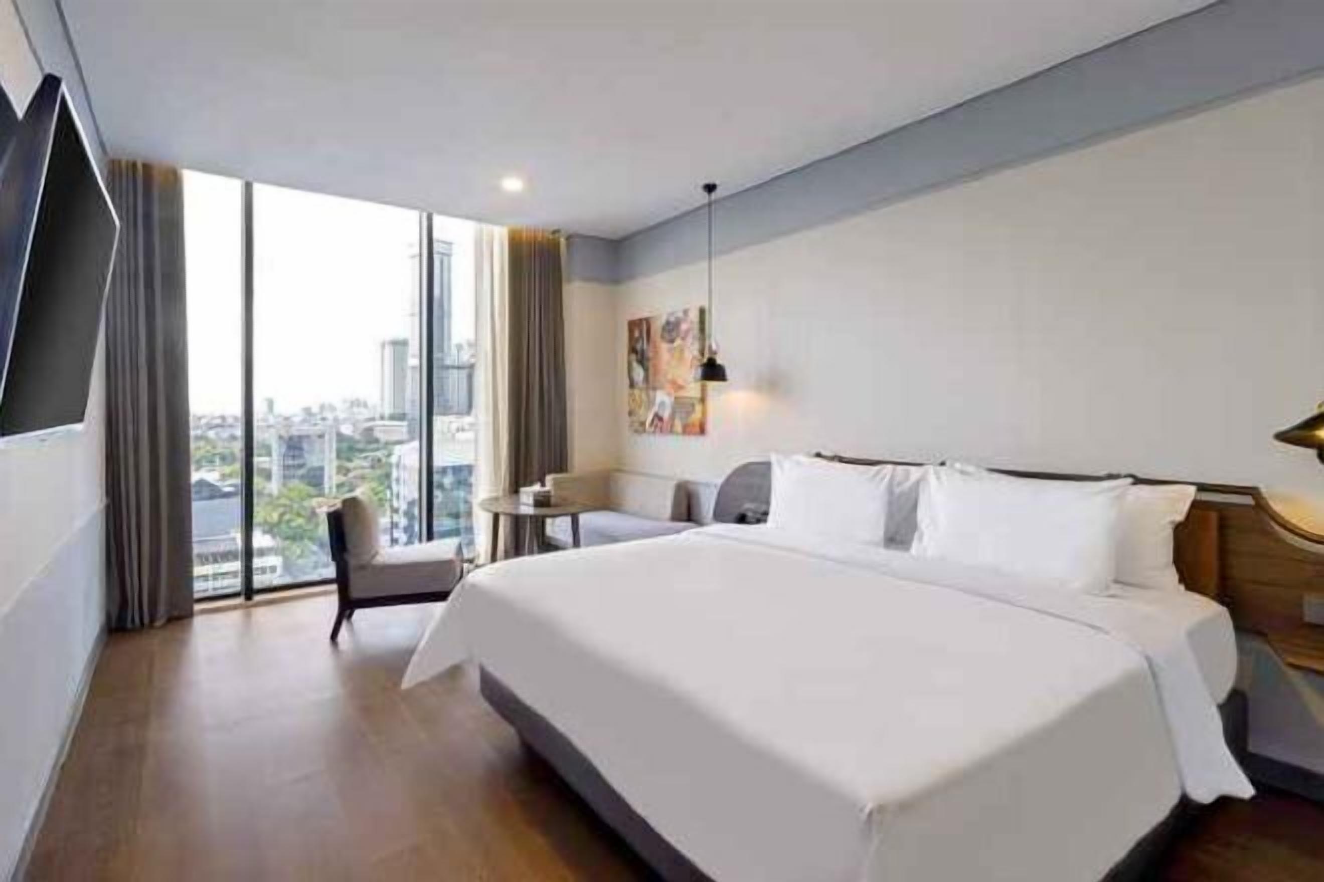 Työpöytä, kannettavalle tietokoneelle sopiva työtila, ilmainen Wi-Fi