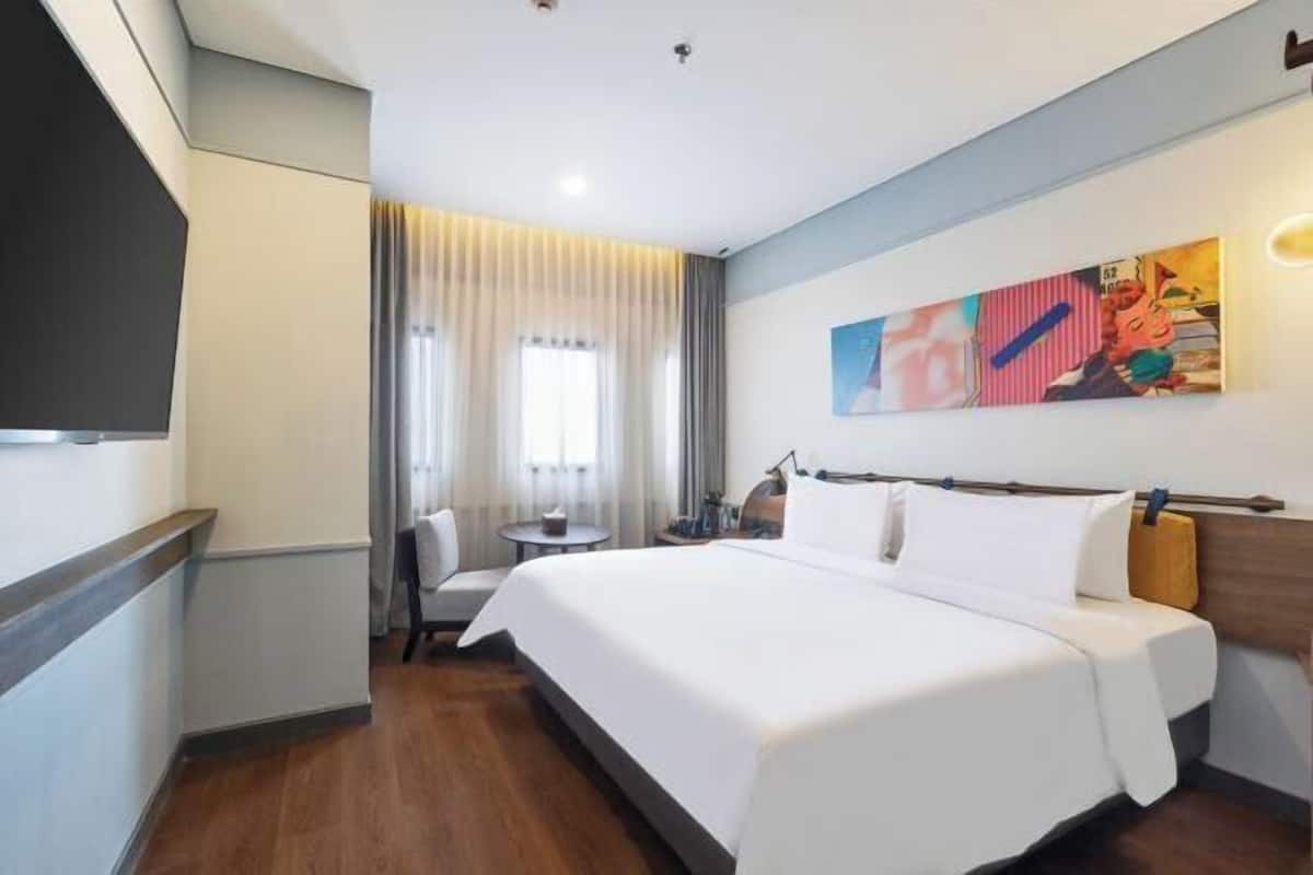 Desk, laptop workspace, free WiFi, bed sheets