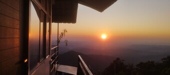 3-bedroom villa in Panchalimedu with stunning views, spa,wifi, bonfire, BBQ & !!