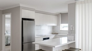 Fridge, microwave, oven, stovetop - The Rivers Edge Retreat Glistening Blue Views (Noosa)