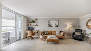 Smart TV - The Rivers Edge Retreat Glistening Blue Views (Noosa)