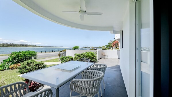 Outdoor dining - The Rivers Edge Retreat Glistening Blue Views (Noosa)
