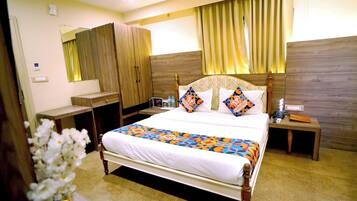 Family Studio Suite | Desk, free WiFi
