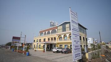 Vista frontal de la propiedad