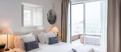 3 habitaciones, escritorio y tabla de planchar con plancha