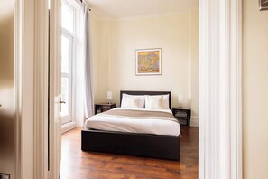 2 slaapkamers, een bureau, een strijkplank/strijkijzer, wifi