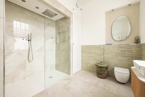 Shower, hair dryer, towels, shampoo
