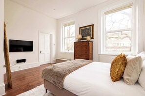 2 bedrooms, desk, iron/ironing board, WiFi