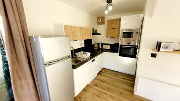 Réfrigérateur, micro-ondes, four, plaque de cuisson