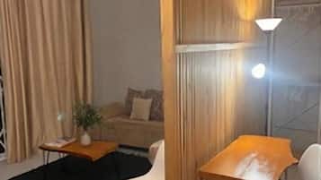 Studio, 1 Bedroom, Smoking, Patio | Living room