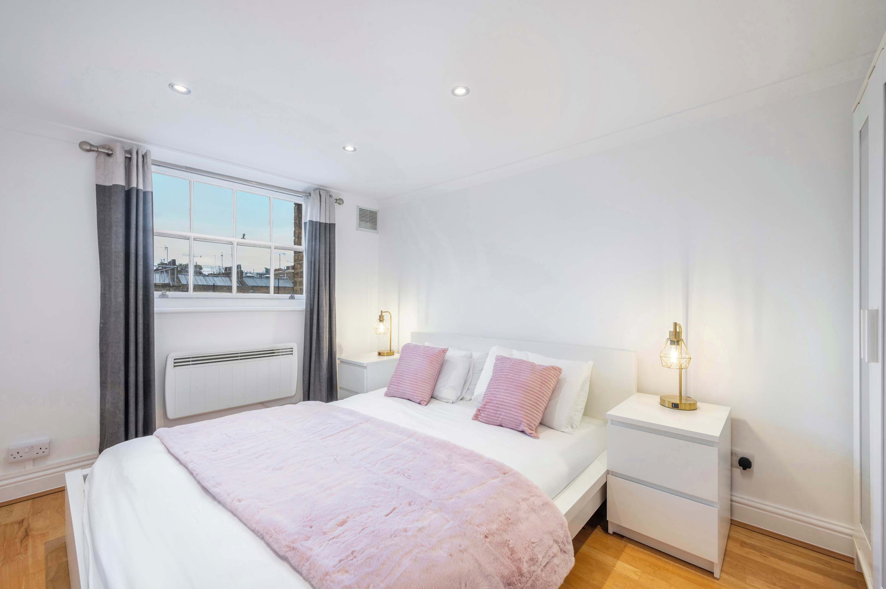 2 slaapkamers, een strijkplank/strijkijzer, reisbedje, wifi