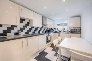 Fridge, microwave, stovetop, dishwasher