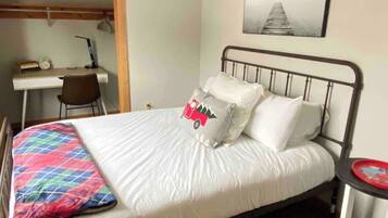 2 bedrooms, travel crib, free WiFi