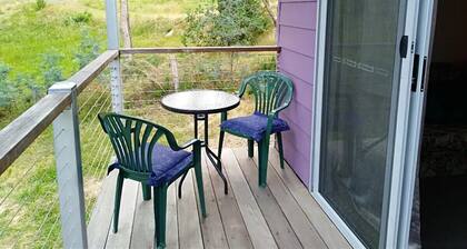 The Purple House - corner spa, views and wildlife in tranquil Hepburn Springs