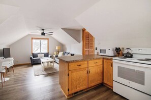 Kühlschrank, Wasserkocher mit Kaffee-/Teezubehör