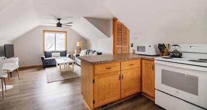 The Nest: Downtown loft style: 2 bedroom: Sleeps 4