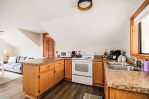 ثلاجة، ماكينة لصنع القهوة/الشاي، مستلزمات طهي/أطباق/أوعية