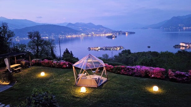 A clear view of a lake with mountains in the background, a gazebo with seating, and a well-maintained garden. - ENCHANTING LOFT "Shambalahome.it" (STRESA)