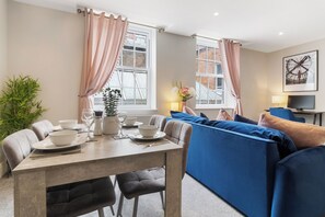 TV - WhiskAwayStays Victoria House Apartment 2 (Worcester)