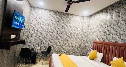 Charming 2-bedroom apartment with AC, WiFi in fantastic Vrindavan
