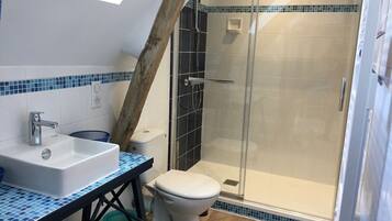 Asciugacapelli, asciugamani, sapone, carta igienica