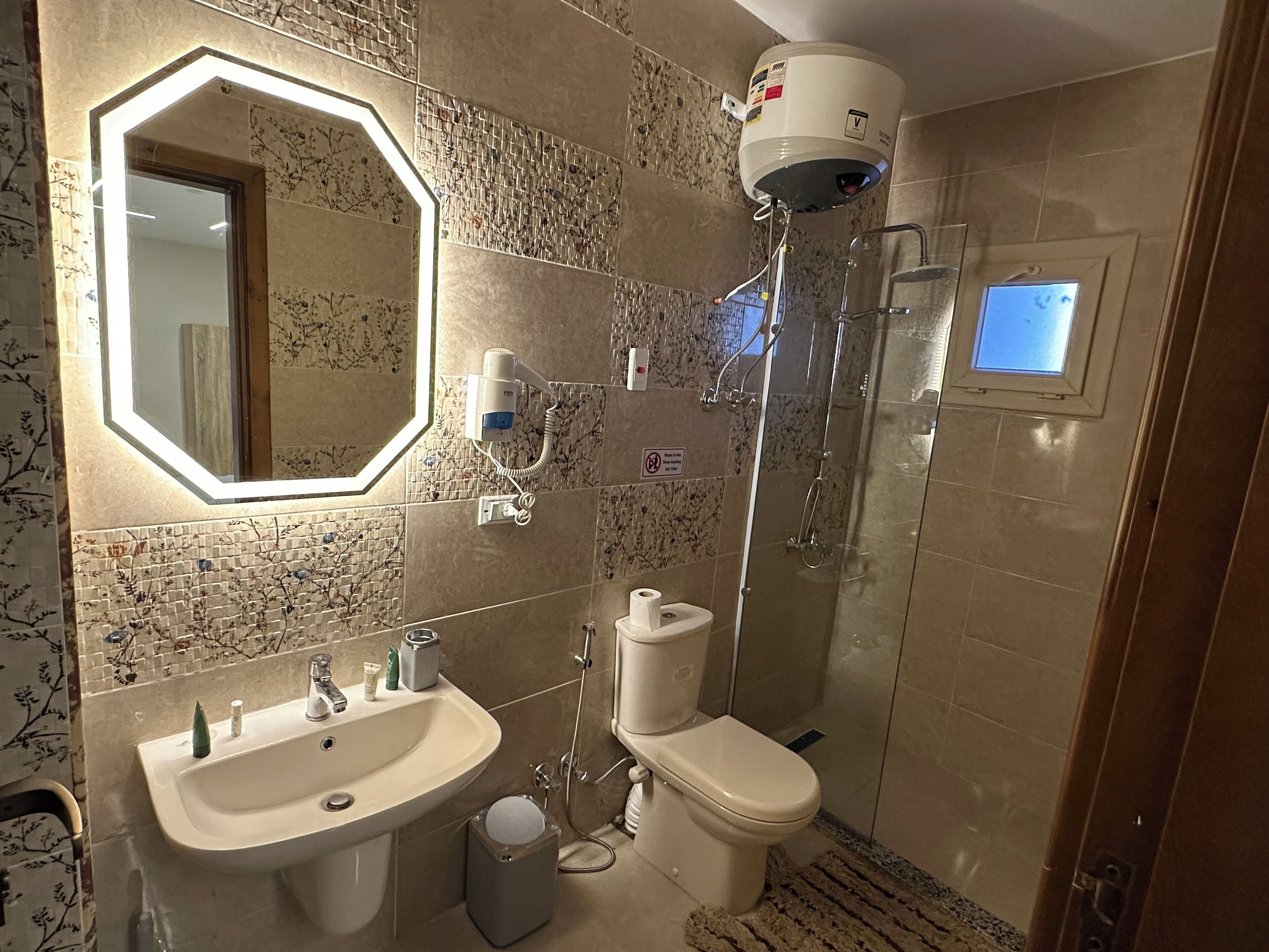 Douche hydromassante, articles de toilette de luxe, sèche-cheveux