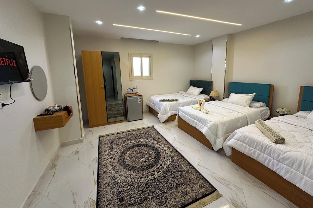 Deluxe Triple Room, 3 Bedrooms | Soundproofing, free WiFi, bed sheets, wheelchair access