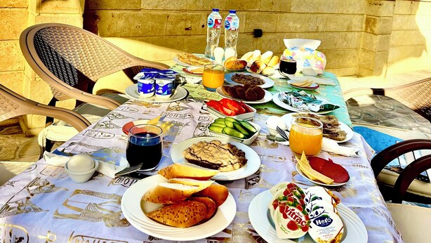 A table set outdoors with a view of pyramids in the background. - Hapi Pyramids Hotel  (Giza)