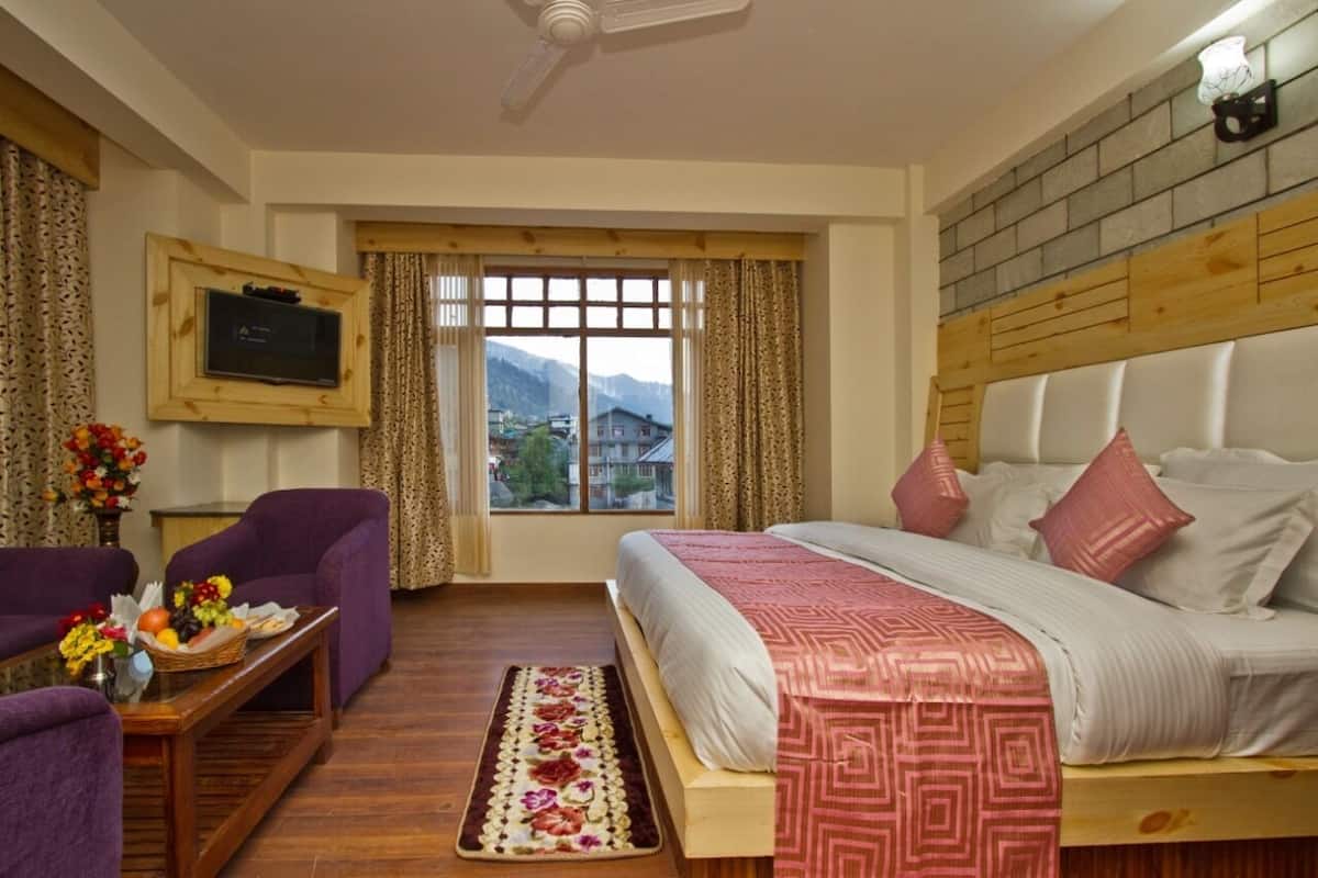 Individually furnished, laptop workspace, soundproofing, free WiFi