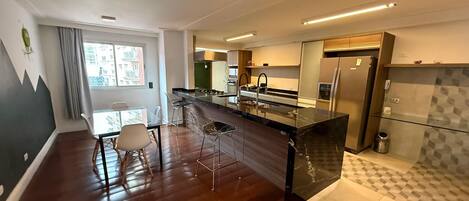 Kylskåp, mikrovågsugn, ugn och spishäll