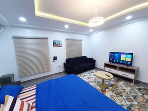 Habitación económica, balcón, vista a la ciudad | Escritorio, espacio para trabajar con laptop y cortinas blackout 