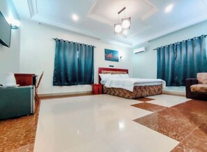 Escritorio, espacio para trabajar con laptop y cortinas blackout