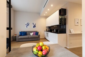 Leilighet – deluxe, byutsikt | Oppholdsområde | En 50-tommers smart-TV med digitale kanaler