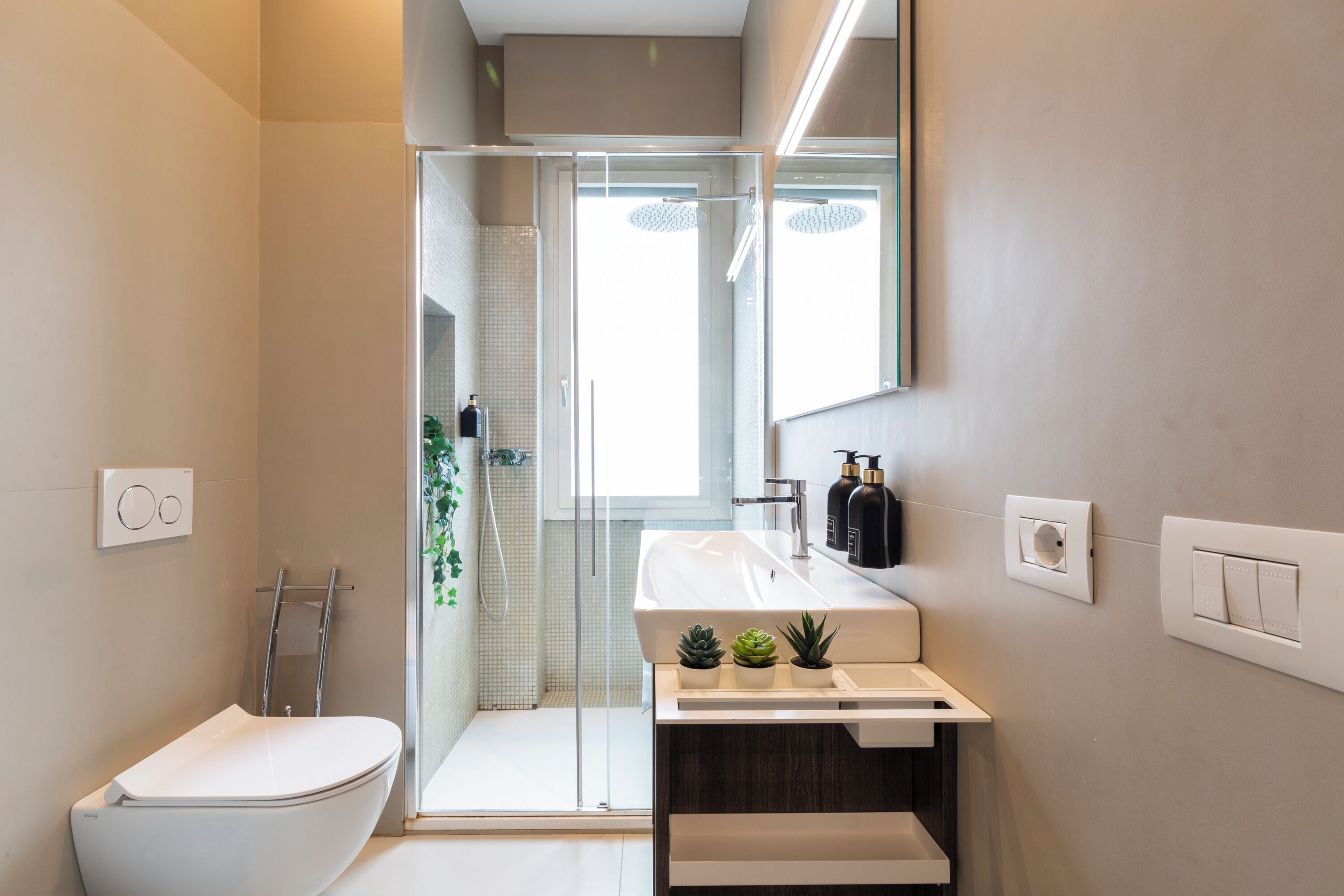 Deluxe-Apartment, Stadtblick | Badezimmer | Dusche, kostenlose Toilettenartikel, Haartrockner, Handtücher