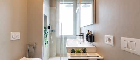 Appartement Deluxe, vue sur la ville | Salle de bain | Douche, articles de toilette (gratuits), séchoir à cheveux