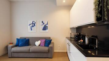 Apartamento luxo, vista para a cidade | Área de estar | Smart TV 50 polegadas com canais digitais