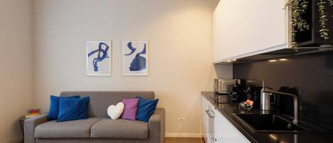 Departamento Deluxe, vista a la ciudad | Área de sala de estar | Smart TV de 50 pulgadas con canales digitales